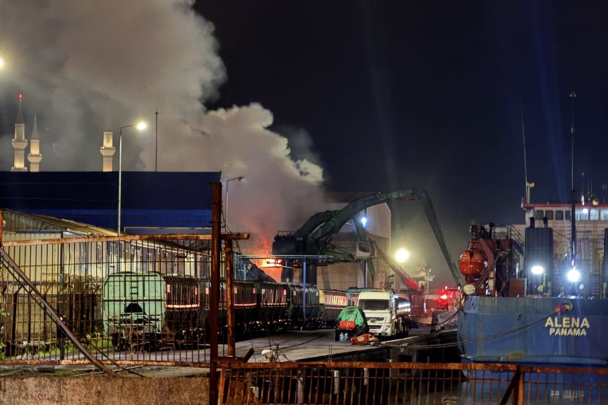Zonguldak'ta TTK'ye ait liman sahasında korkutan yangın