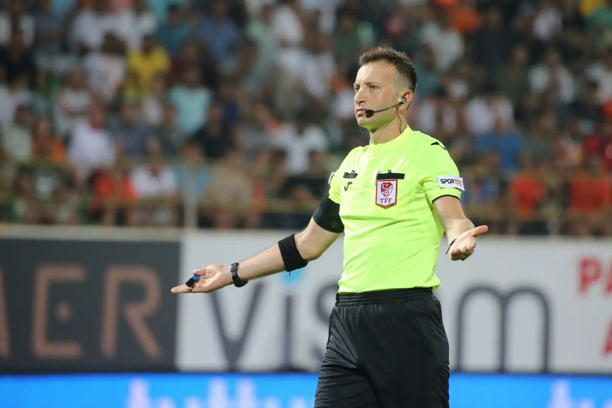Fenerbahçe - Beşiktaş derbisine, bir ay önce Beşiktaş - Galatasaray maçını da yöneten hakem Yasin Kol atandı