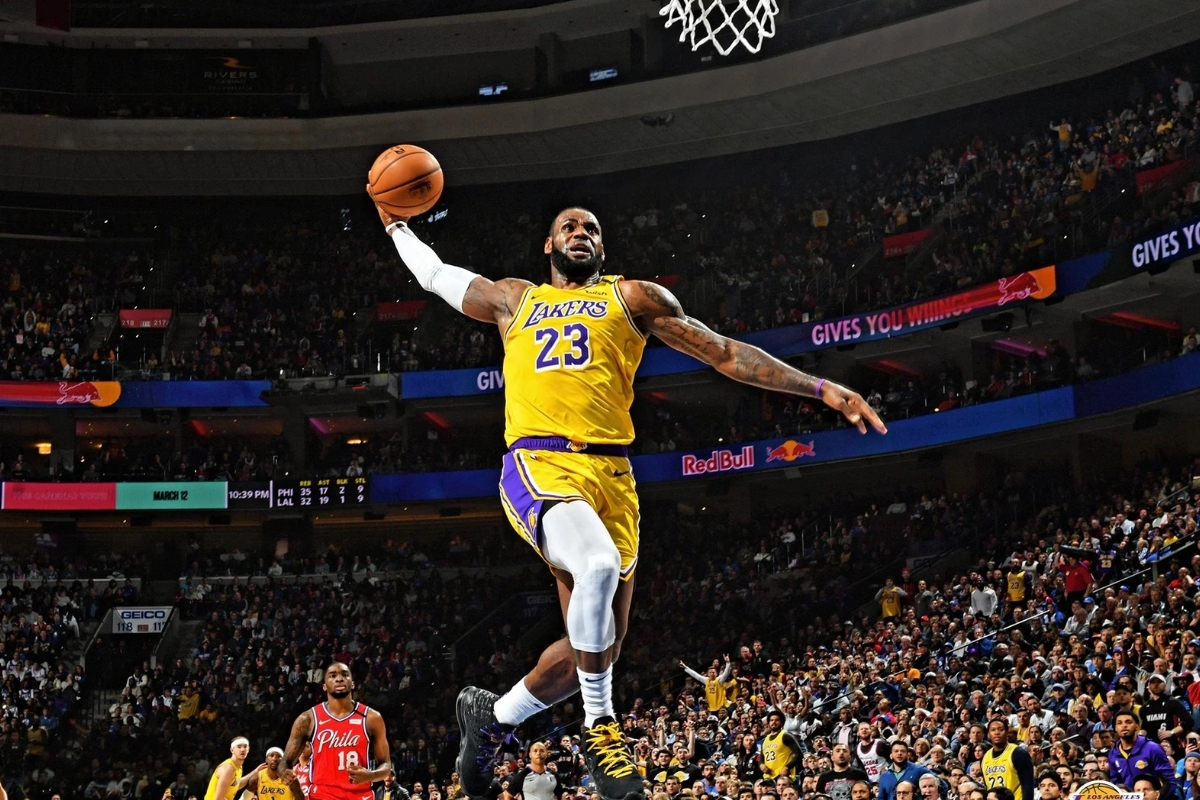 LeBron James, emeklilik konusunda kararını ailesiyle görüştükten sonra vereceğini açıkladı