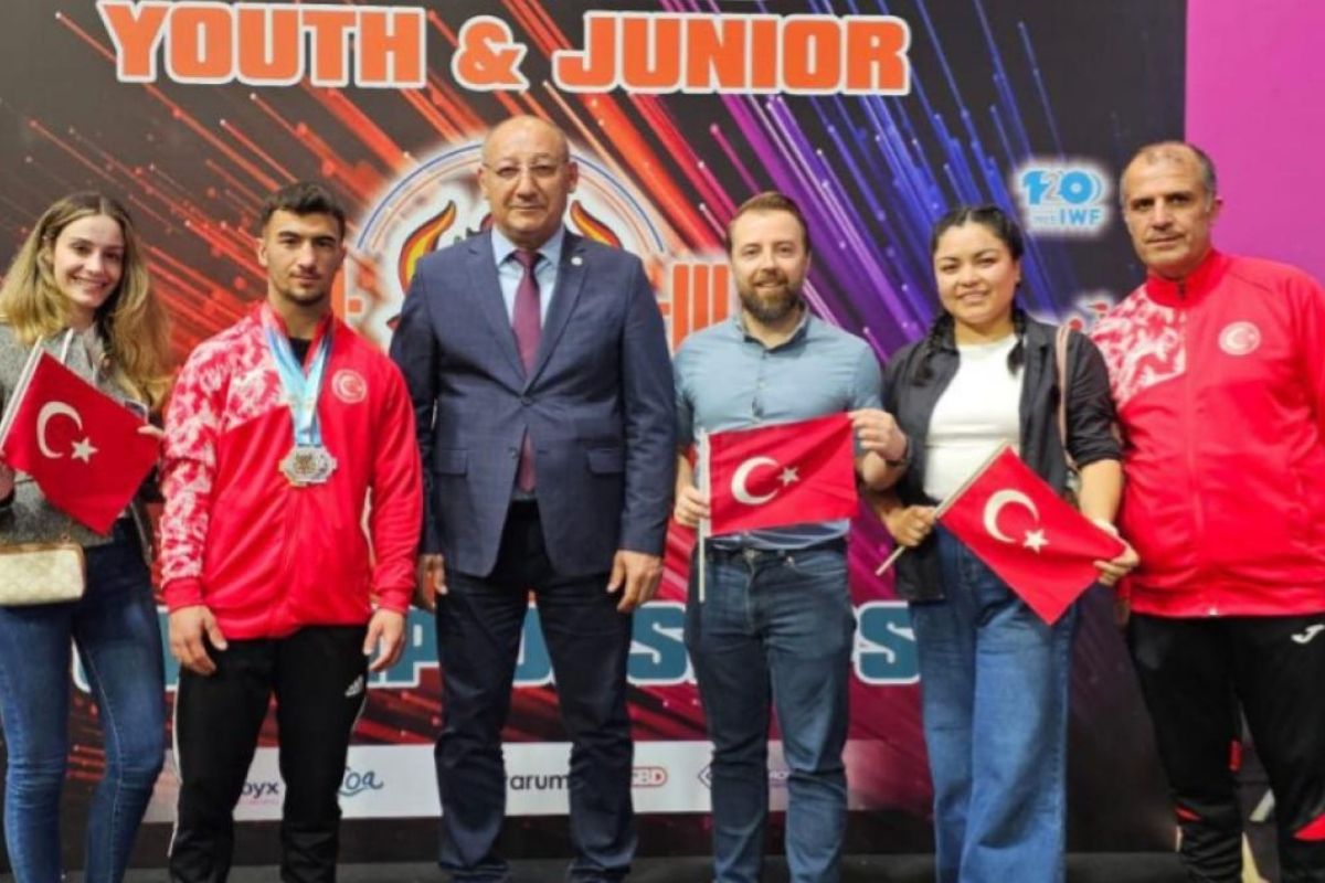 Yıldızlar ve Gençler Dünya Halter Şampiyonası'nda milli haltercilerden 4 madalya