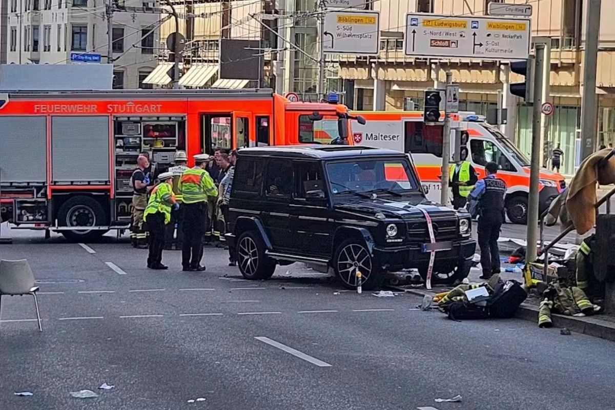 Almanya'nın Stuttgart şehrinde bir araç kalabalığın arasına daldı