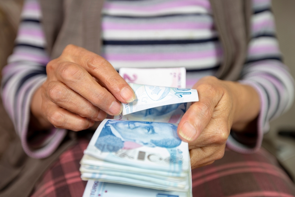 Emekli ve memurların zam oranı pazartesi belli olacak