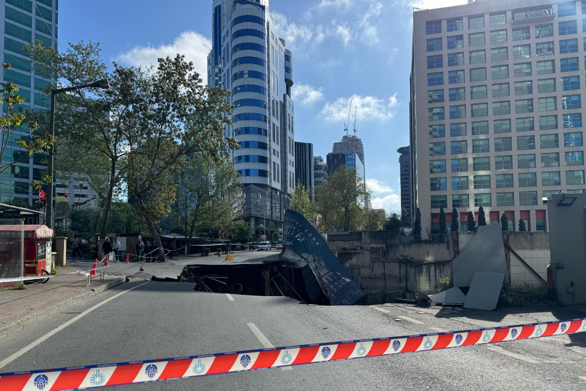İstanbul'un Sarıyer ilçesindeki Maslak bölgesinde iş dünyasının kalbi olan cadde çöktü, yol trafiğe kapatıldı