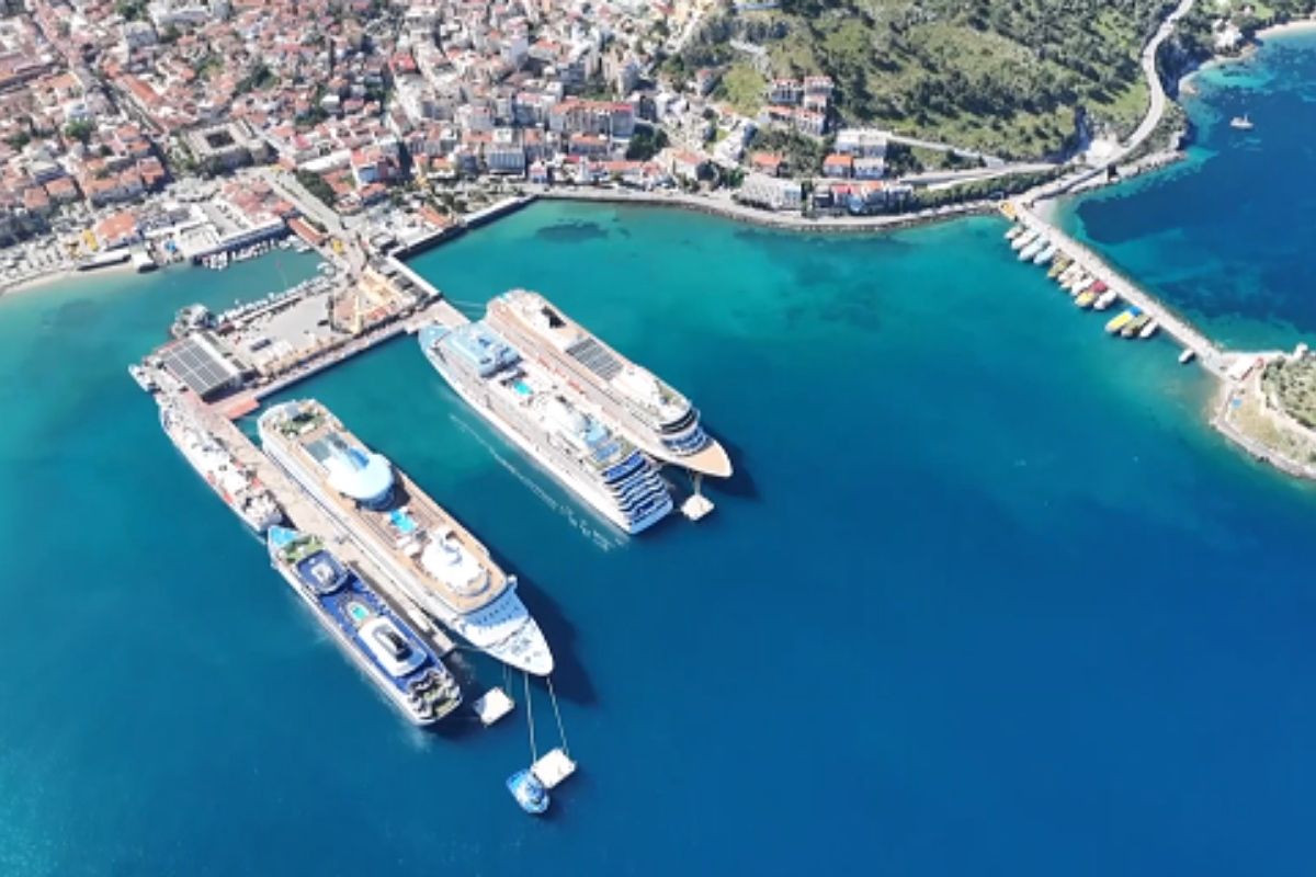 Kuşadası'na bir günde 5 kruvaziyer demirledi