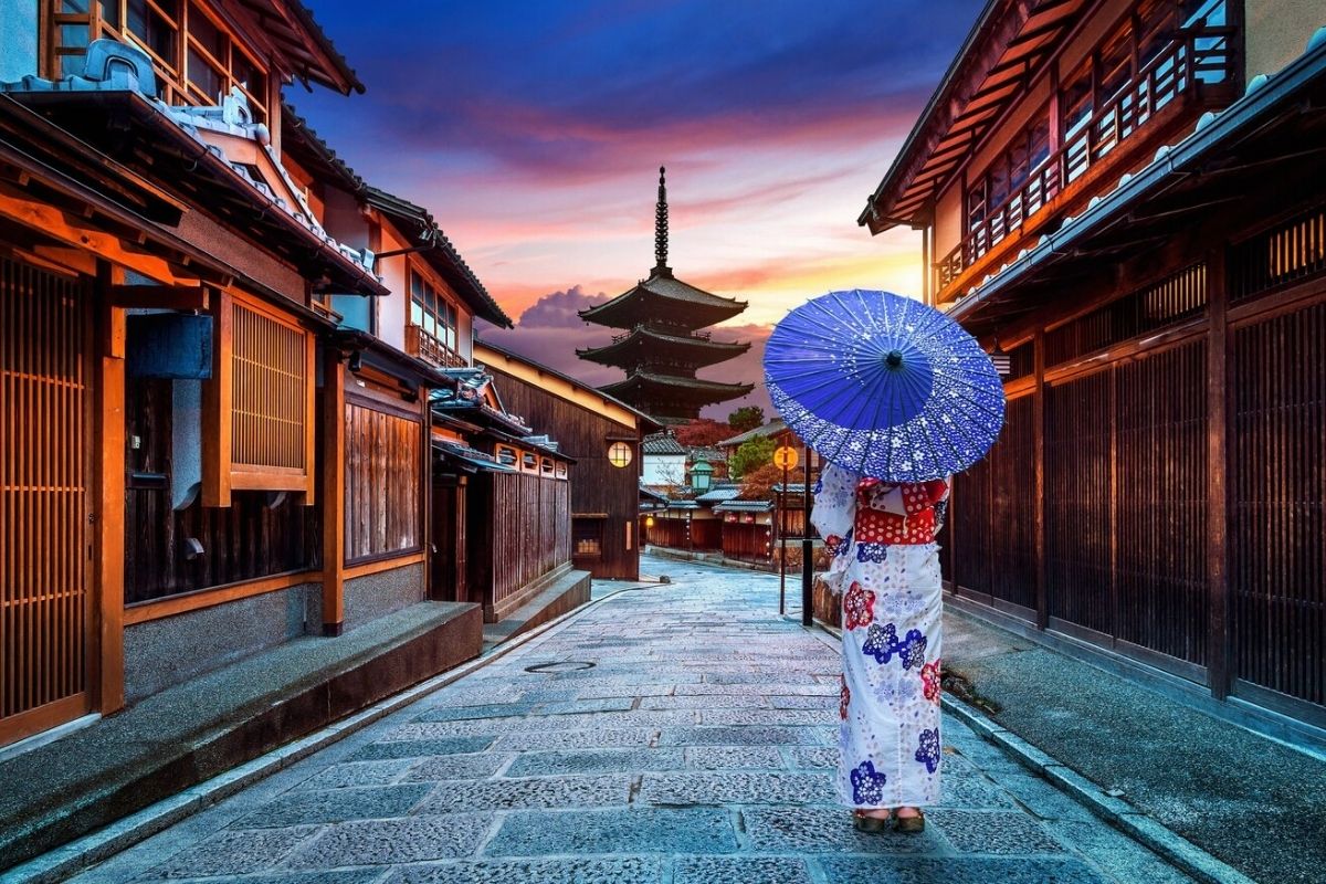 Turist sayısı beklenenin çok üzerine çıkınca, hizmetlere yetişemeyen Japonya’daki küçük belediyeler misafirlerden vergi almaya başladı