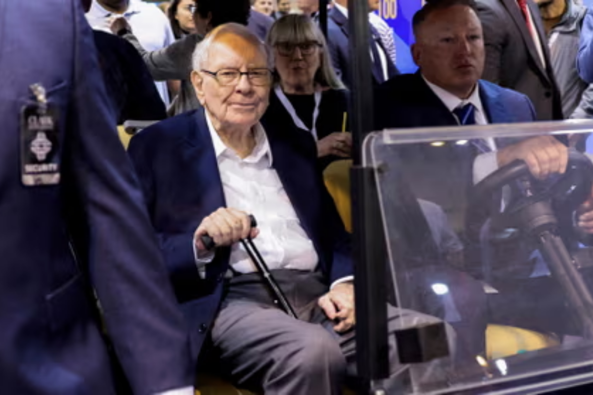Berkshire Hathaway CEO’su Warren Buffett: Dikkatsizce satın alma yapmaktansa nakitte kalmak daha akıllıca