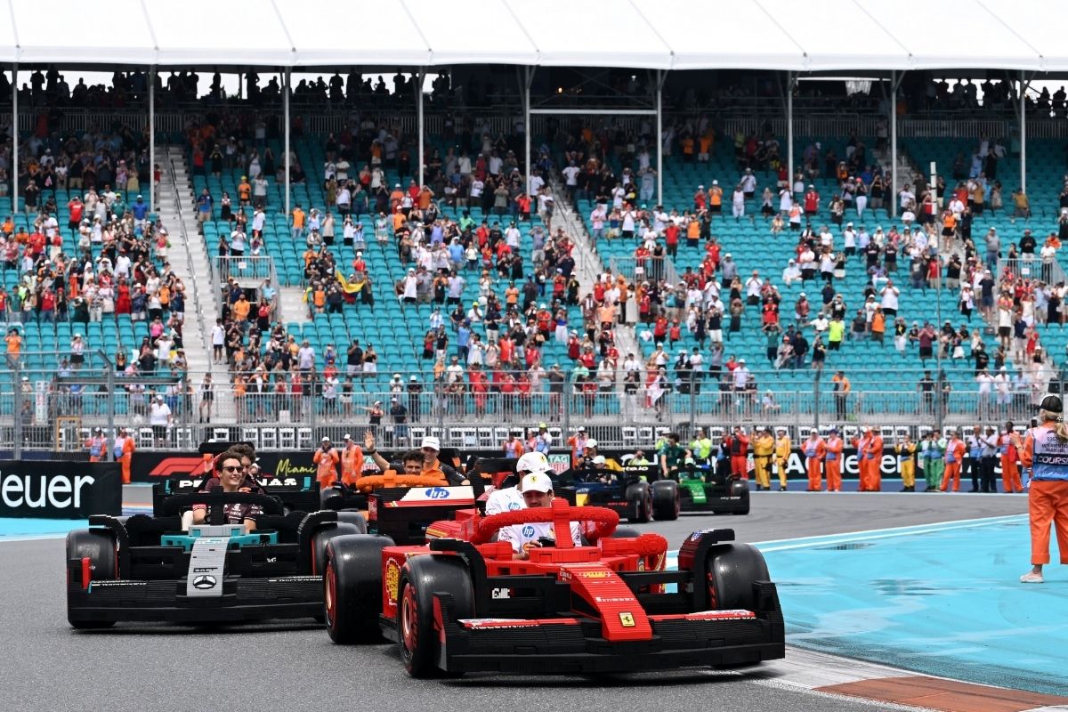 LEGO, yaklaşık 4 milyon parça kullanarak 10 adet Formula 1 aracı üretti