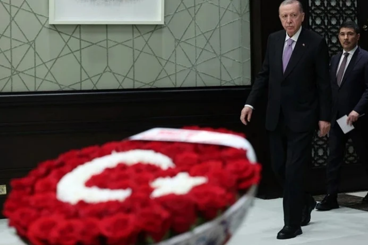 MHP lideri Devlet Bahçeli, Kabine toplantısına Türk bayraklı bir çiçek gönderdi