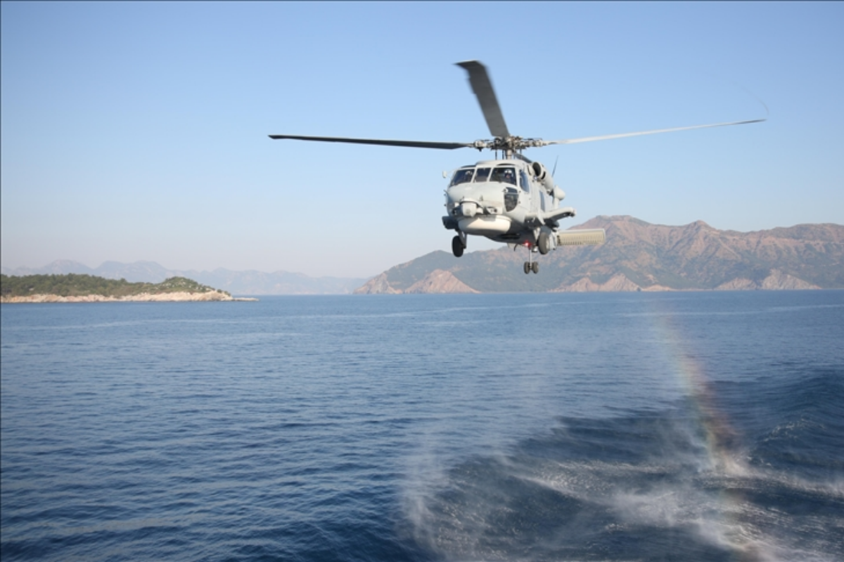 Antalya'nın Finike Kaş bölgesinde askeri helikopter denize düştü