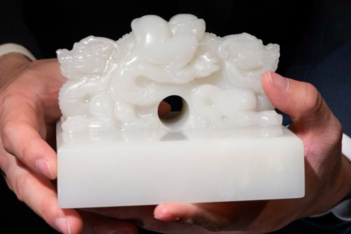 Guimet Müzesi'nin kurucusuna ait olan Qing imparatorluk yeşim mührü, Sotheby's Çin Sanatları müzayedesinde 5,5 milyon dolara satıldı