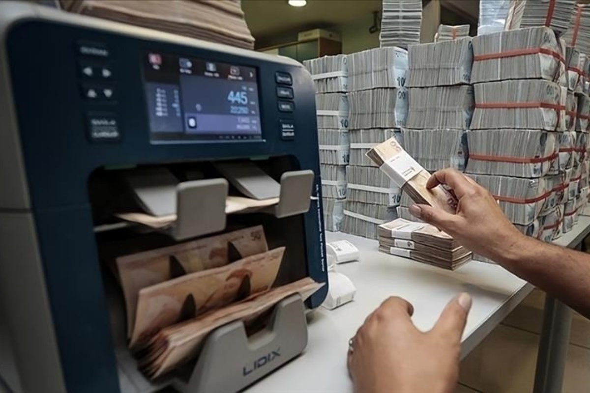 Bankalardaki mevduatlar düştü, krediler arttı