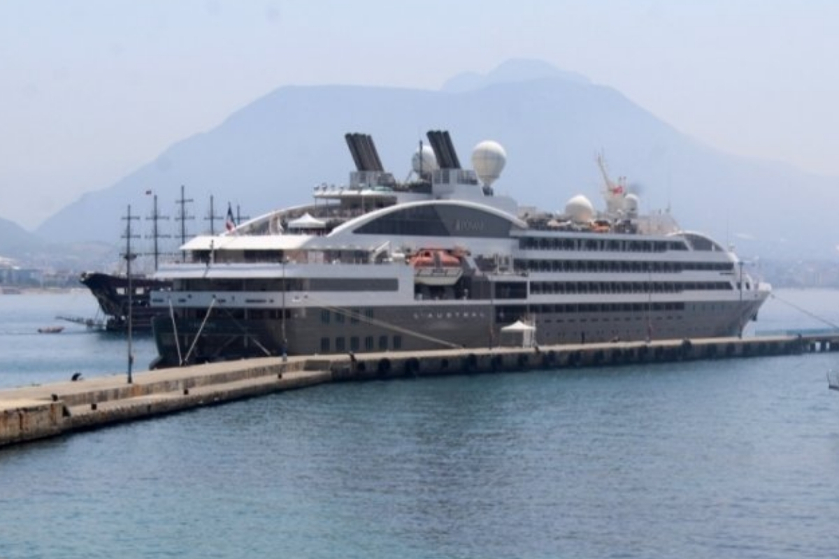 Fransa bayraklı 142 metrelik L'austral yolcu gemisi 187 turistle Alanya Limanı’na demir attı