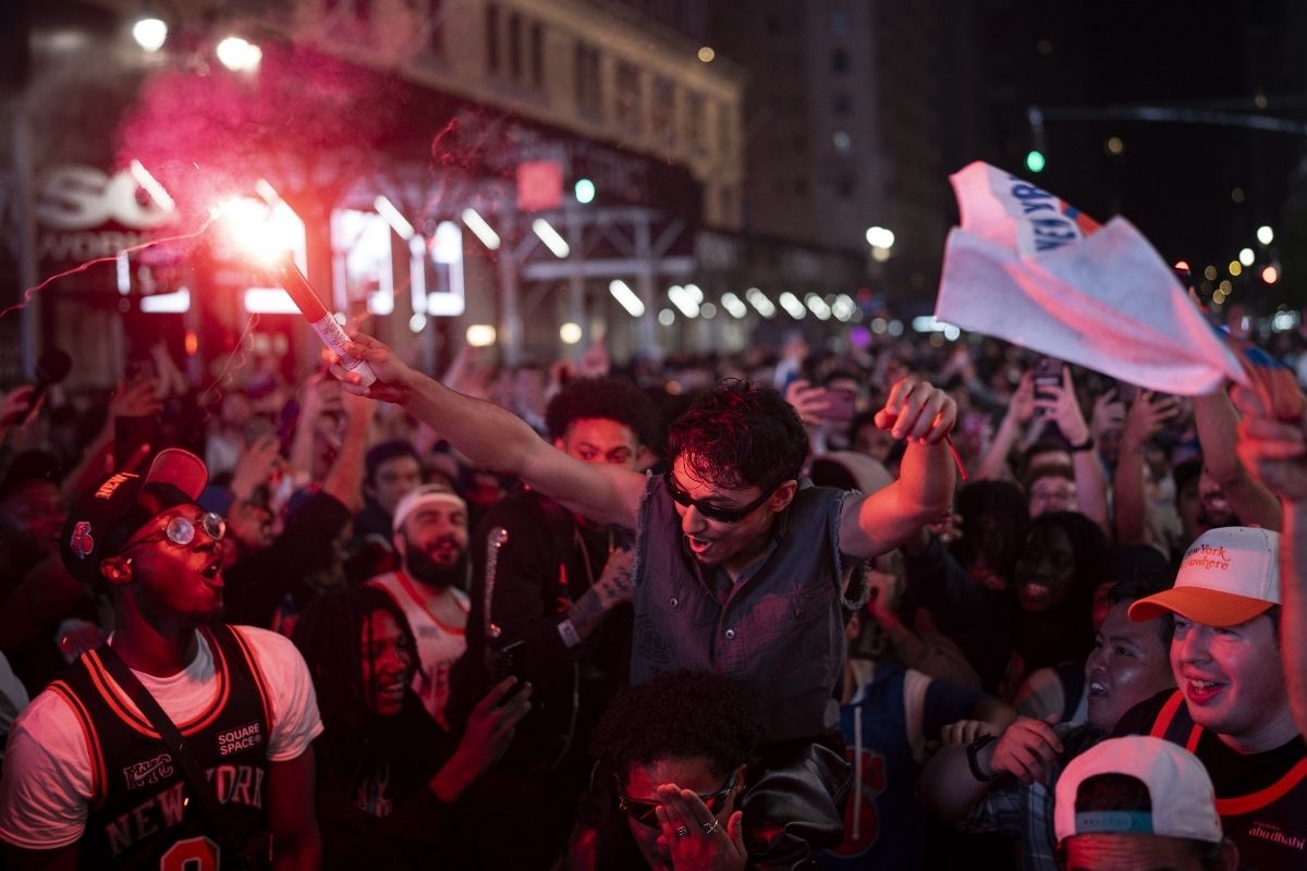 NBA'de New York Knicks'in Doğu Konferansı finaline yükselmesiyle taraftarlar sokaklara döküldü
