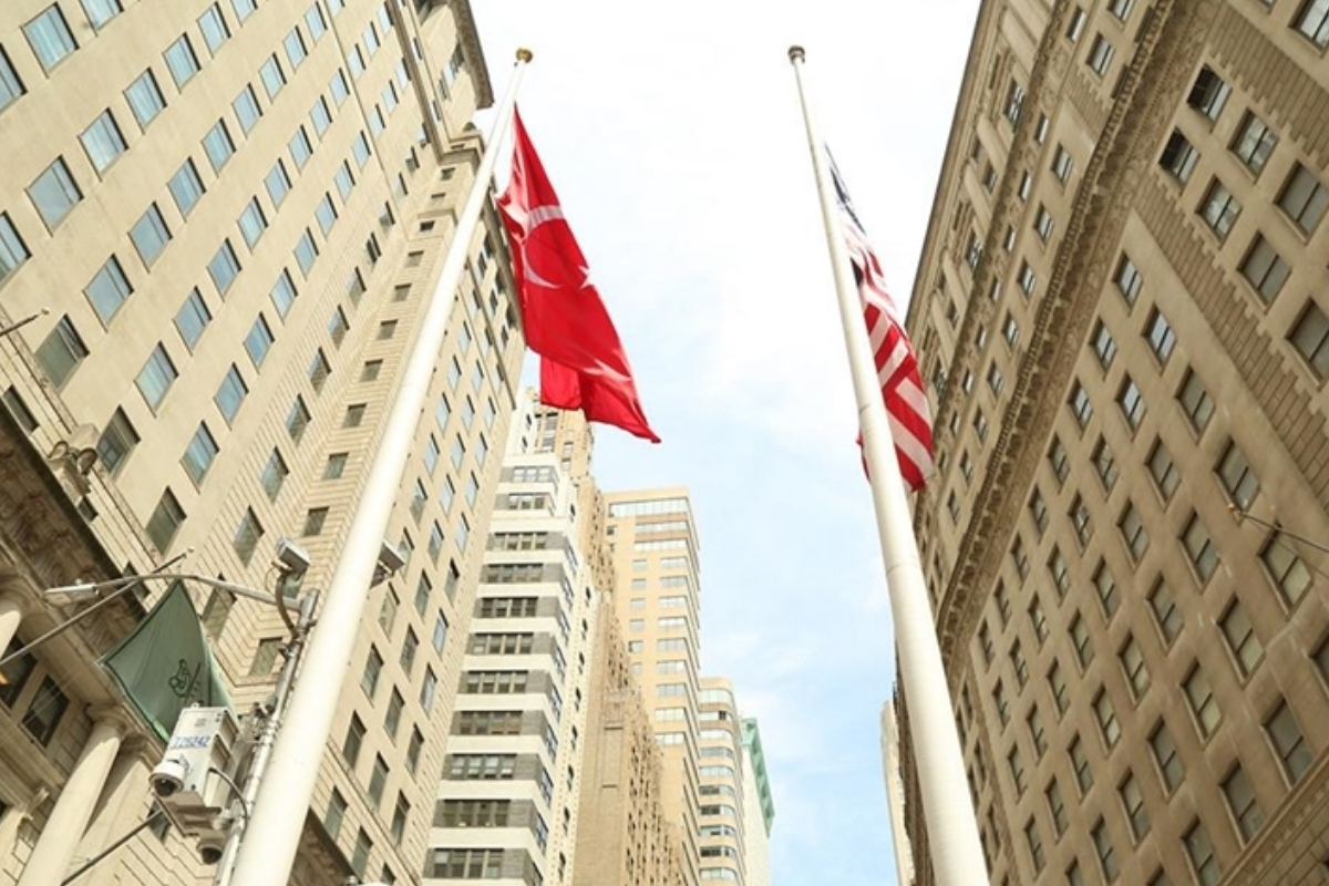 New York'un finans merkezi Wall Street'te Türk bayrağı 25’inci kez göndere çekildi