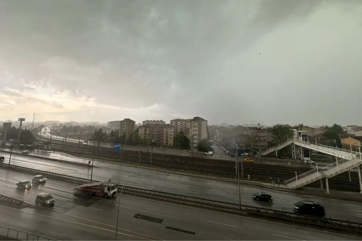 Sakarya ve Kocaeli'de dolu fırtınası: Gündüz geceye döndü, fırtınada çöp kutuları sürüklendi