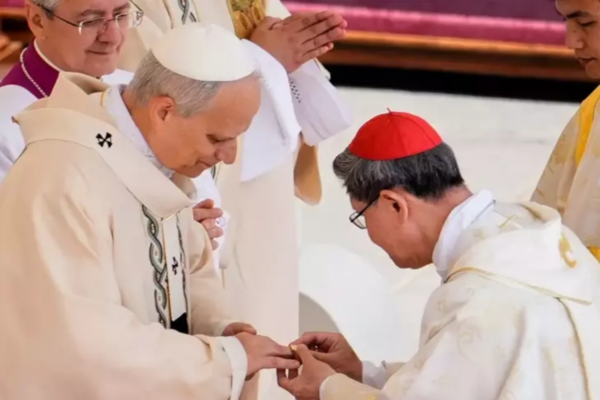 Papa 14. Leo yüzüğü taktı, göreve başladı