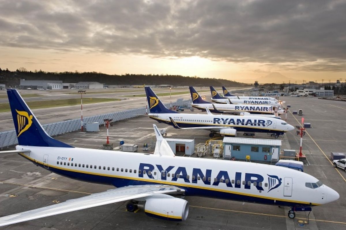 Havacılık devi Ryanair'in bilet fiyatları düştü kârı azaldı