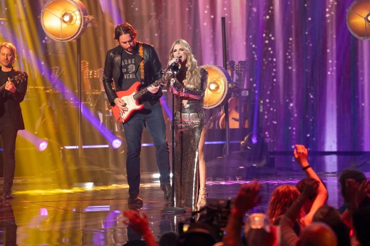 Jessica Simpson, 15 yıl sonra ilk defa TV'de 'American Idol'e katılarak sahne aldı
