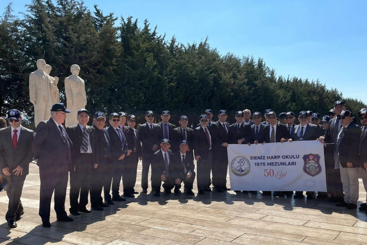 Deniz Harp Okulu 1975 mezunları 50’nci yıllarında Anıtkabir’i ziyaret etti