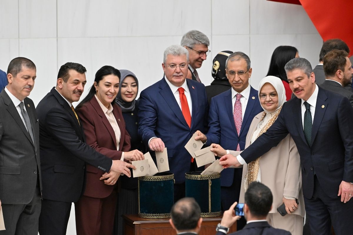 TBMM'de Hâkimler ve Savcılar Kurulu'nun 5 yeni üyesi, çoğunluk oyunu alamayınca kurayla belirlendi