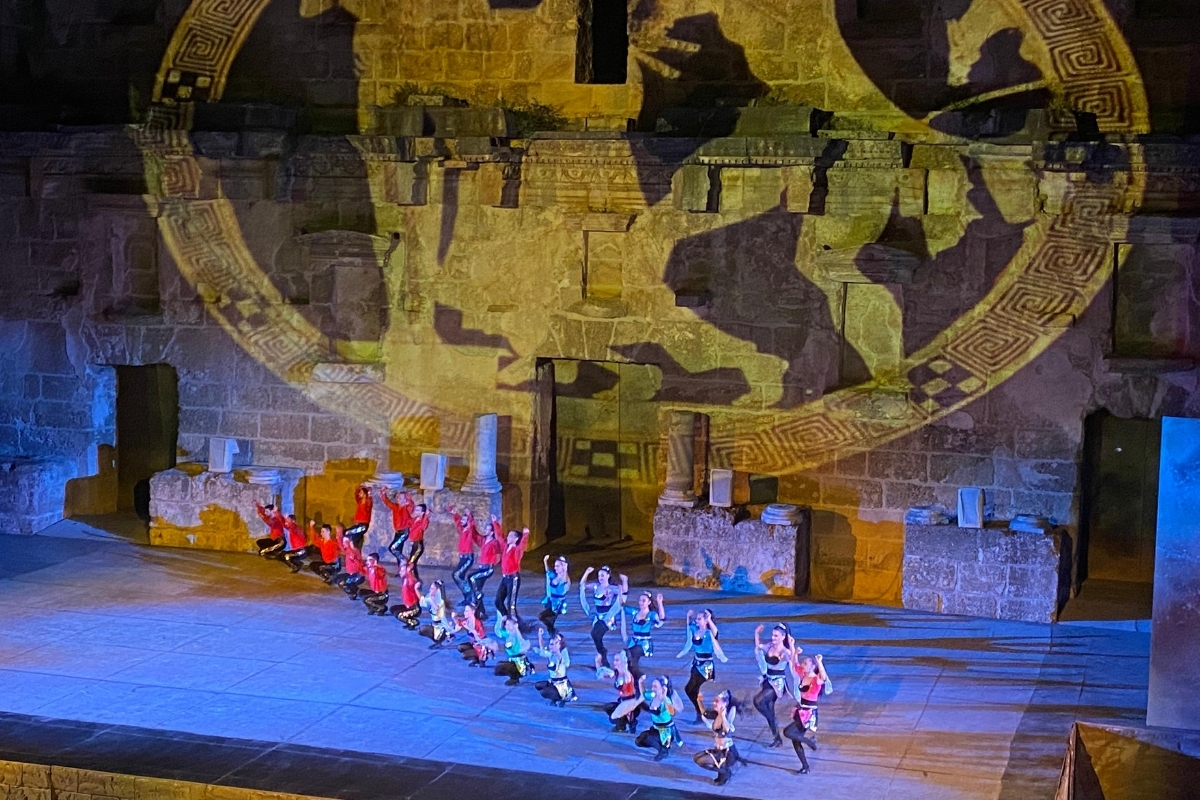 Anadolu Ateşi dans topluluğu, Aspendos Antik Tiyatrosu'nda sanatseverlerle buluştu