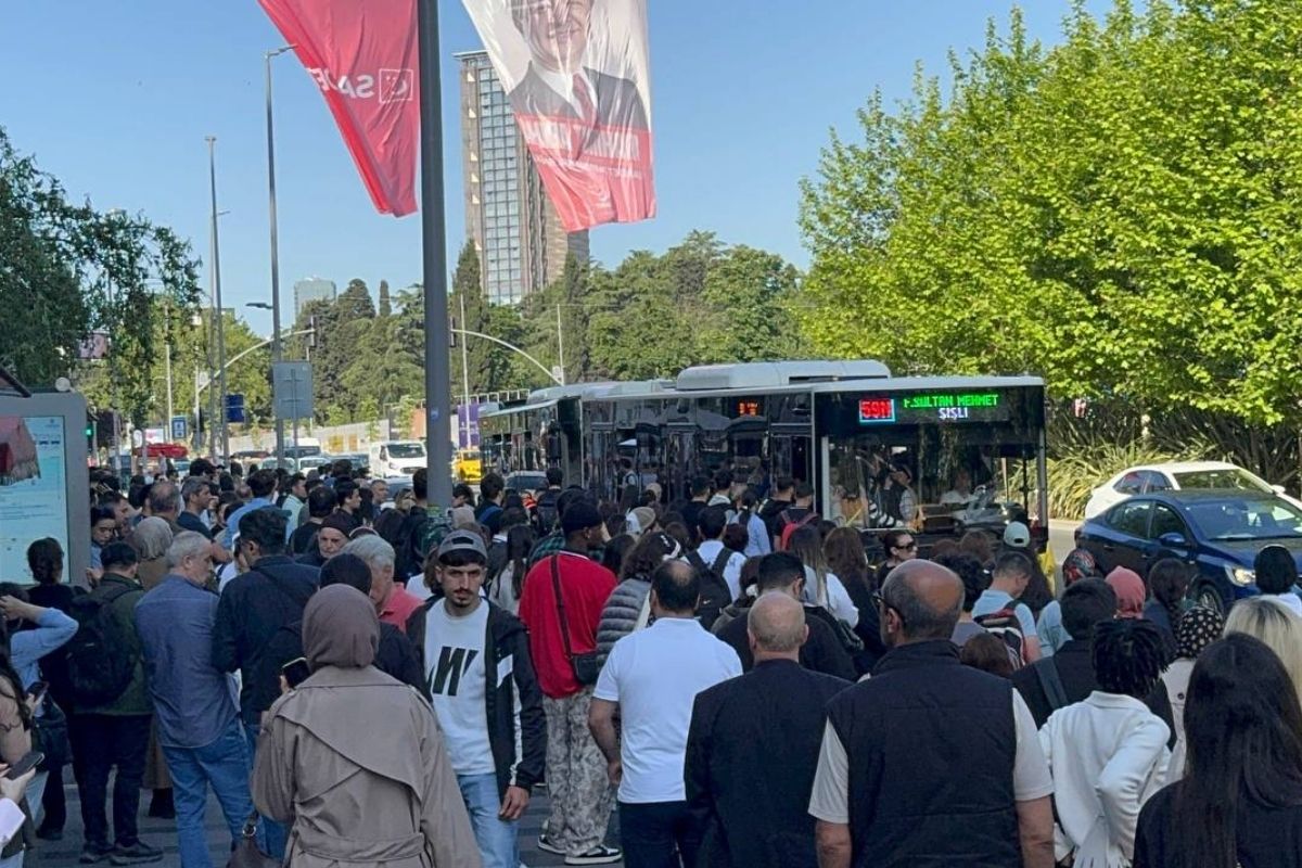 İstanbul'u kilitleyen toplu halk otobüsü eylemi: Duraklarda yoğunluk oluştu