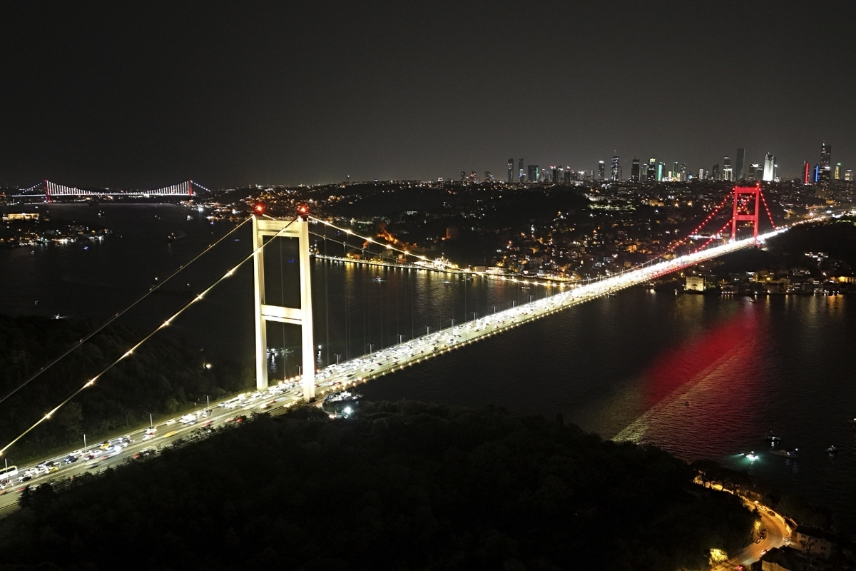 Fatih Sultan Mehmet Köprüsü "sarı-kırımızı" oldu