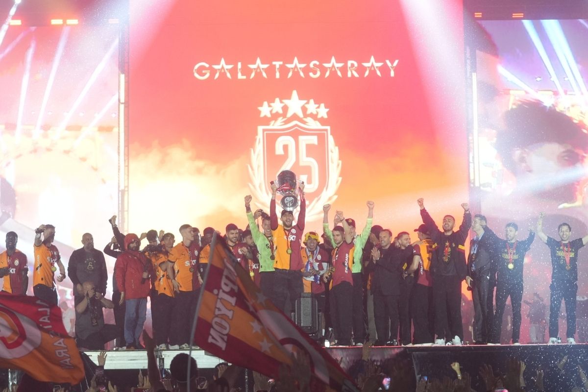 Galatasaray şampiyonluk kupasını aldı, Yenikapı'daki kutlamalarda unutulmaz anlar