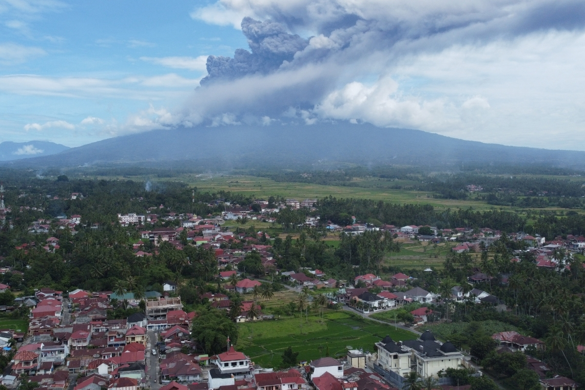 Endonezya’nın Sumatra Adası’nda bulunan Merapi Yanardağı kül püskürttü