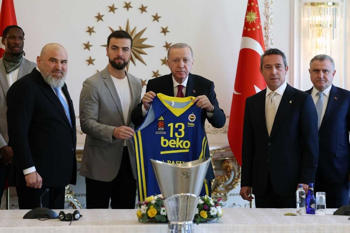 Cumhurbaşkanı Erdoğan, Avrupa Ligi şampiyonu Fenerbahçe Beko'yu kabul etti