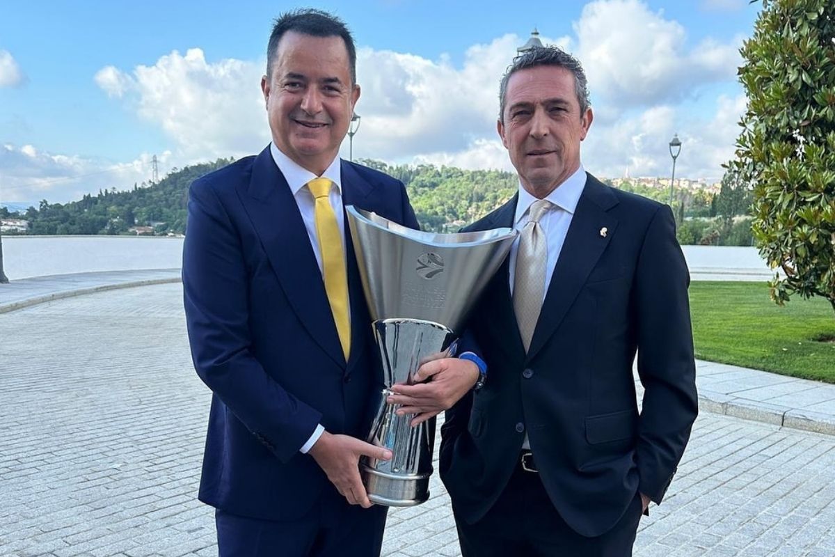 Acun Ilıcalı EuroLeague kupasıyla verdiği pozu paylaştı, takipçileri istifa çağrısı yaptı