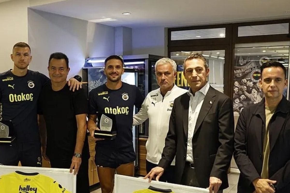 Fenerbahçe'de Edin Dzeko ve Dusan Tadic'e yemekhanede plaket verildi