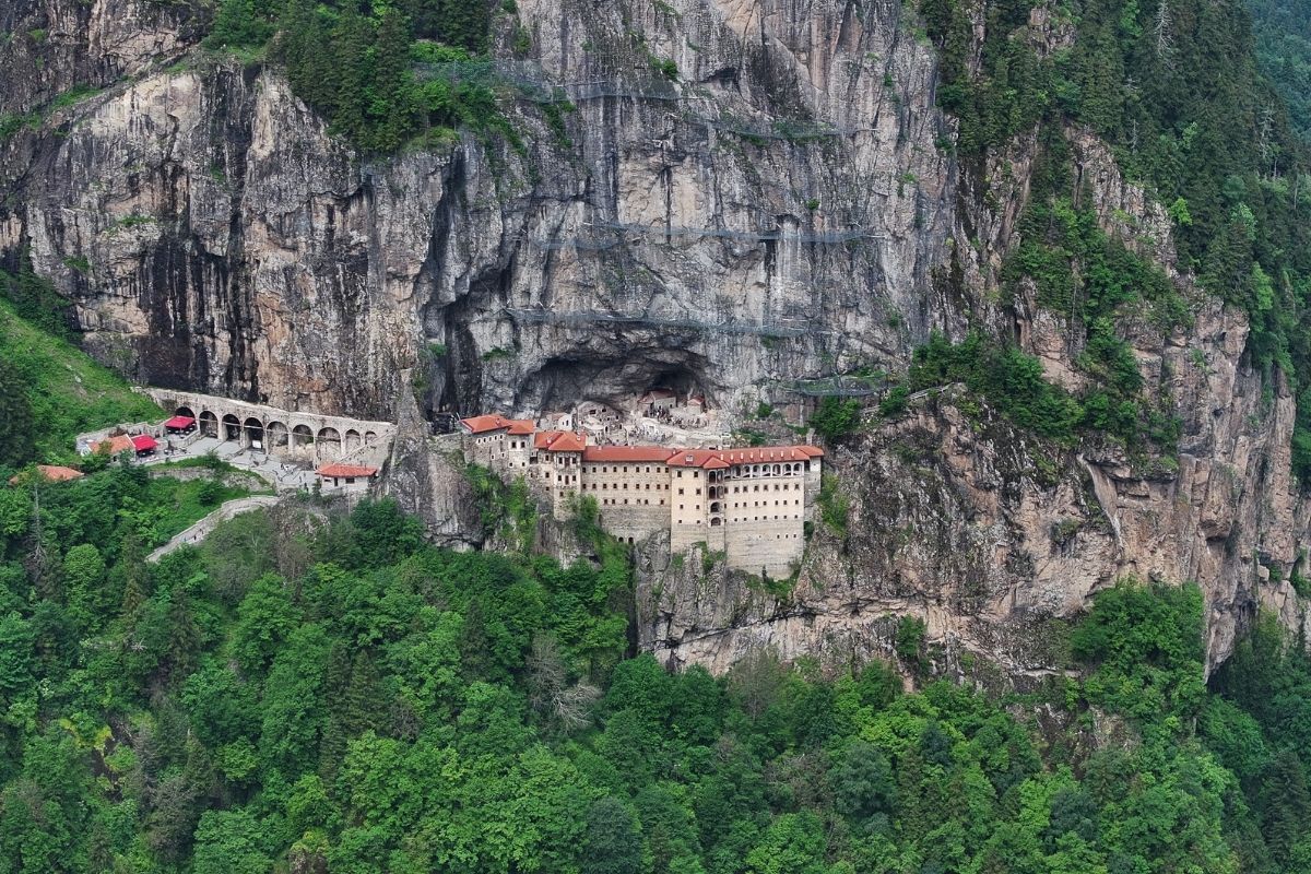 Sümela Manastırı'nın bulunduğu bölgedeki manzara görsel şölen sunuyor