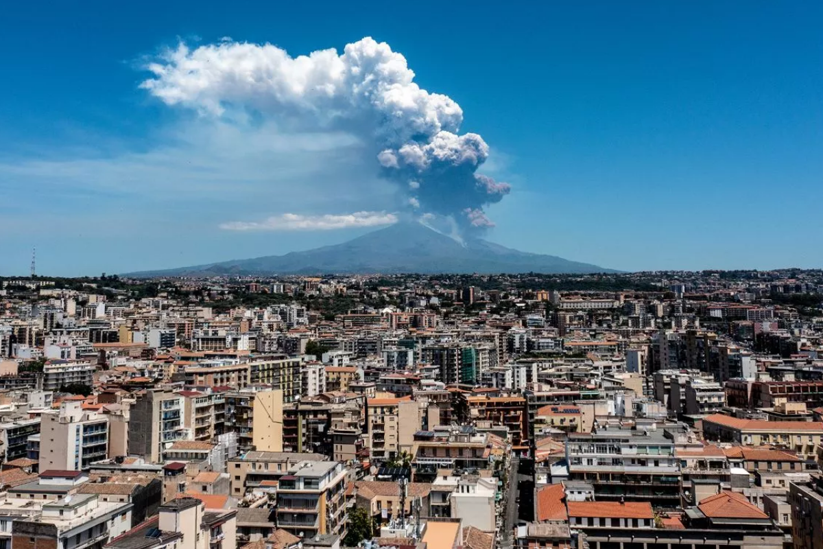 Etna Yanardağı patladı, kırmızı kod ilan edildi