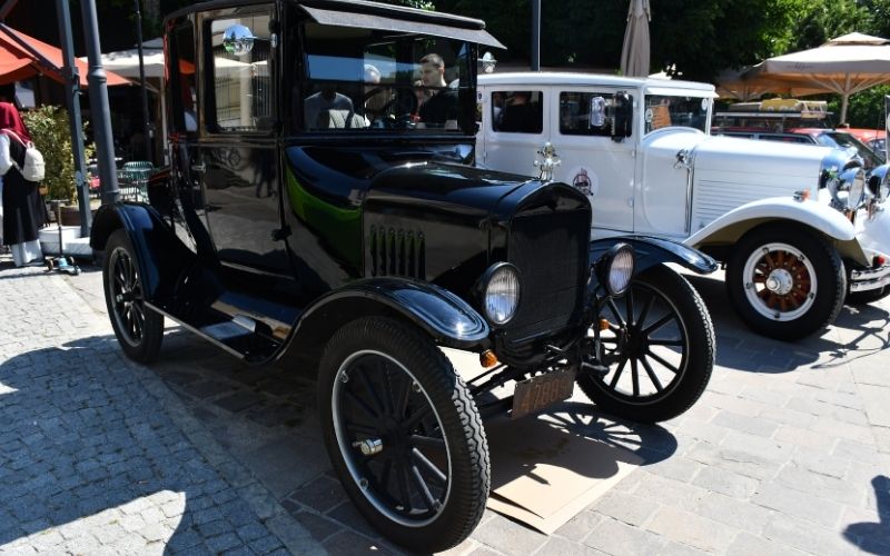 Klasik otomobil tutkunları Kosova'da festivalde buluştu