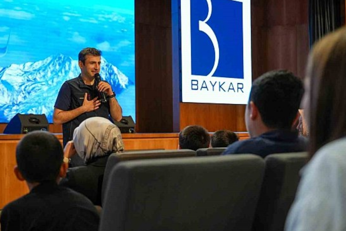 Selçuk Bayraktar, koruma altındaki çocukları Baykar’da ağırladı: İHA ve SİHA üretim süreçleri yerinde görüldü