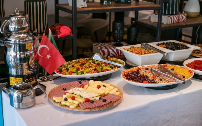 Tüm dünyada kahvaltısıyla ünlü Türkiye, Dünya Kahvaltı Günü'nde tüm yabancı temsilciliklerinde kahvaltı sofraları kurdu