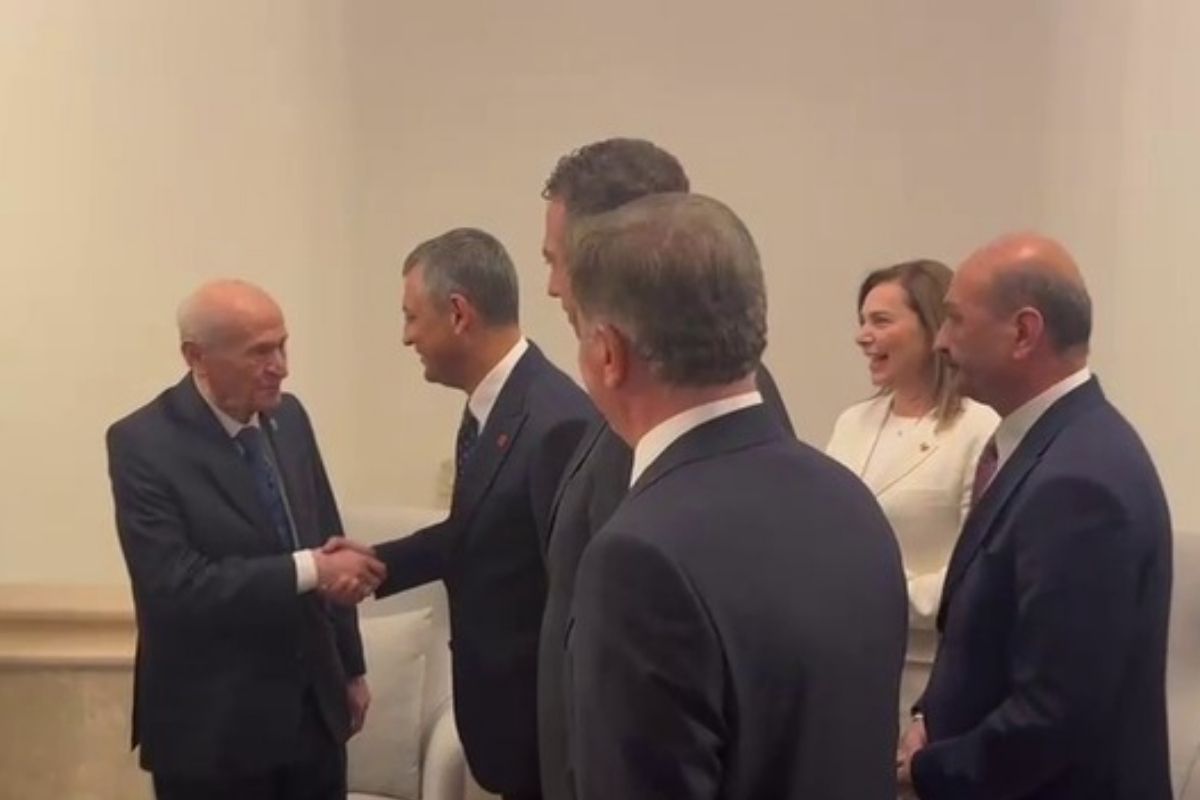 Devlet Bahçeli'den tokalaştığı Özgür Özel'e: Çok hareketlisiniz maşallah