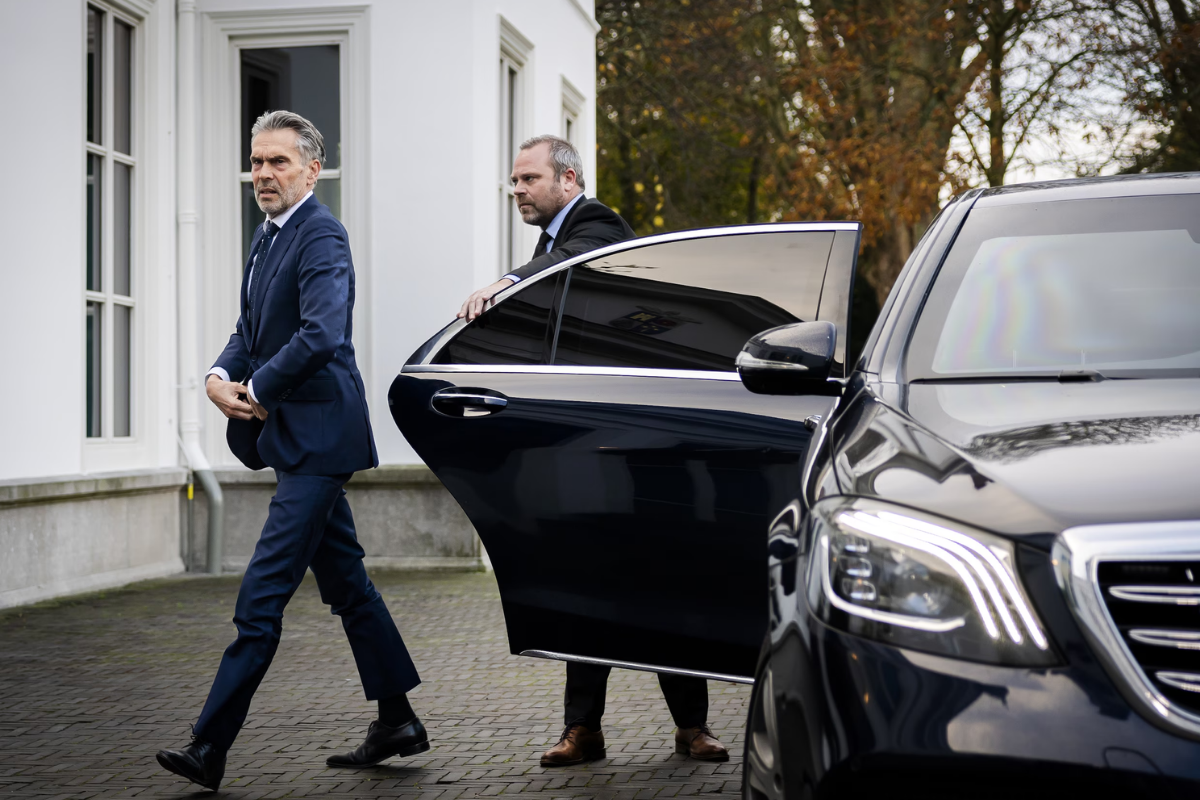 Hükümetin düştüğü Hollanda'da başbakan Dick Schoof istifa etti