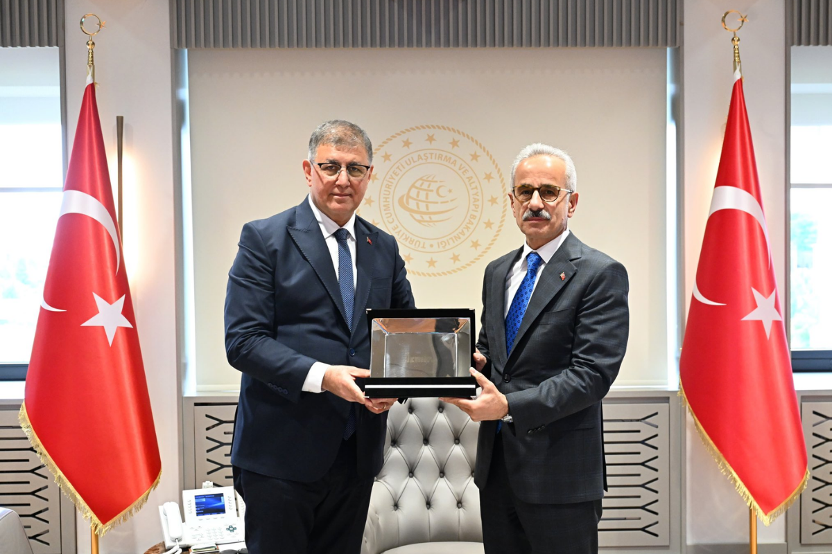 İzmir Büyükşehir Belediye Başkanı Cemil Tugay'dan Ulaştırma ve Altyapı Bakanı Abdulkadir Uraloğlu'na ziyaret