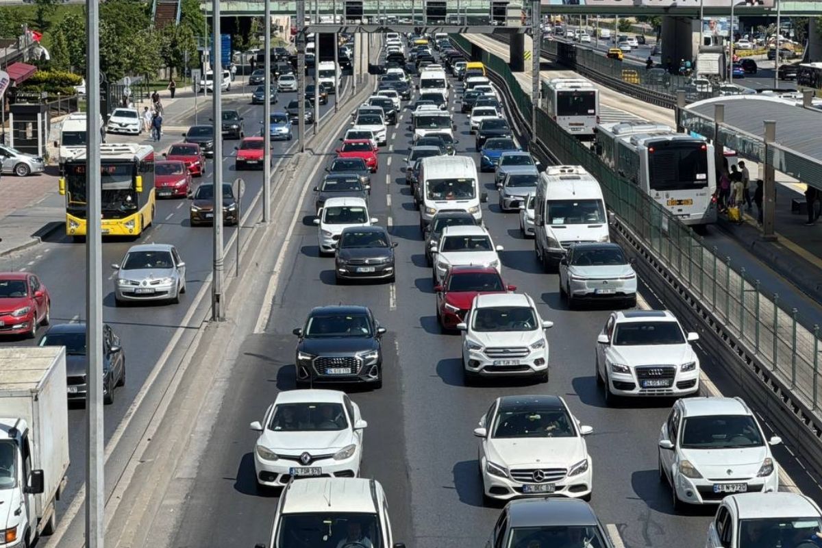 İstanbul'un çıkış noktalarında bayram tatili nedeniyle trafik yoğunluğu