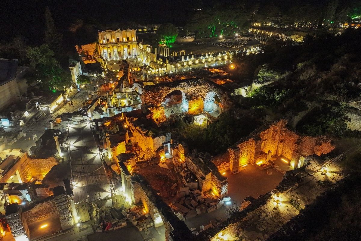 Efes Antik Kenti ışıklarla aydınlatıldı, gece müzeciliği başladı