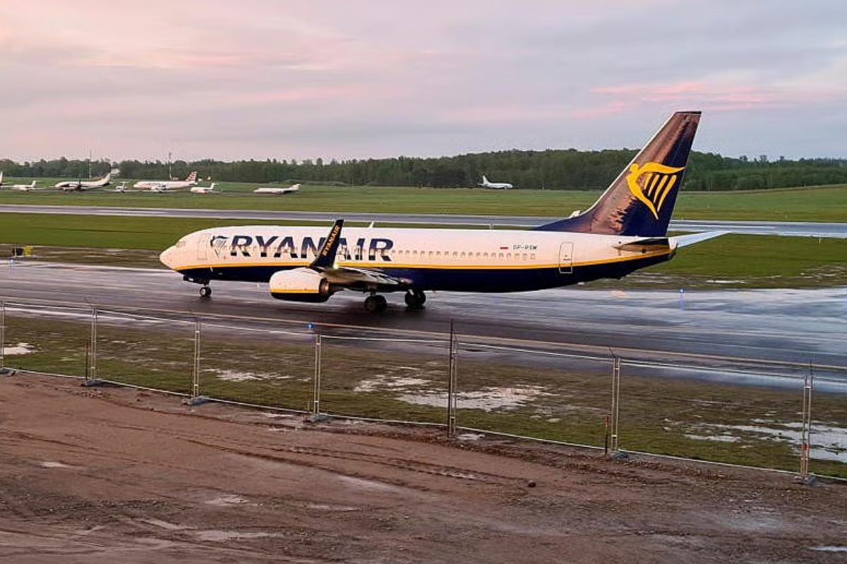 Ryanair uçağı Almanya'da acil iniş yaptı, dokuz kişi yaralandı