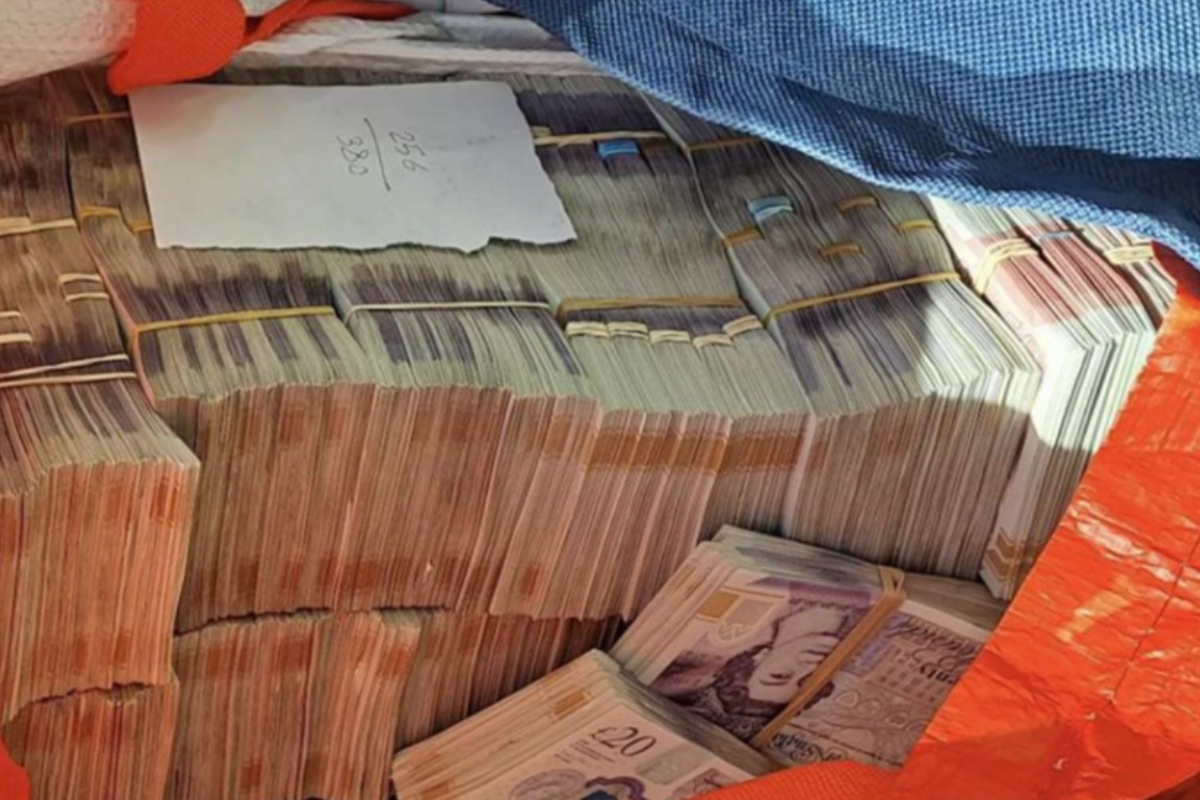 Market çalışanı bavulunda servetle yakalandı