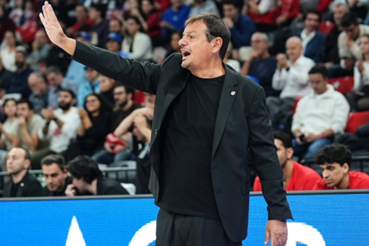 Ergin Ataman’dan Yunan bayraklarına sert tepki: Sahada kaç gerçek Yunan oyuncu var?