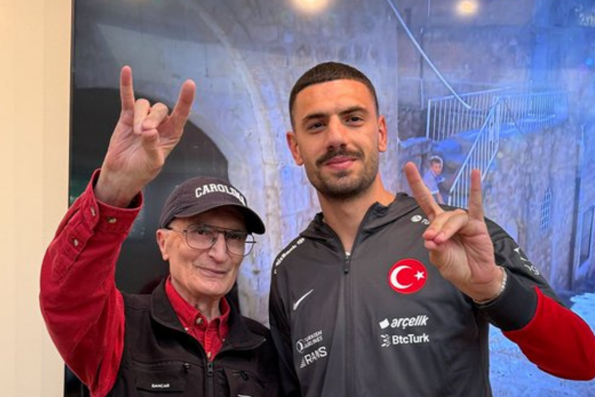 Aziz Sancar ve Merih Demiral'dan bozkurt pozu