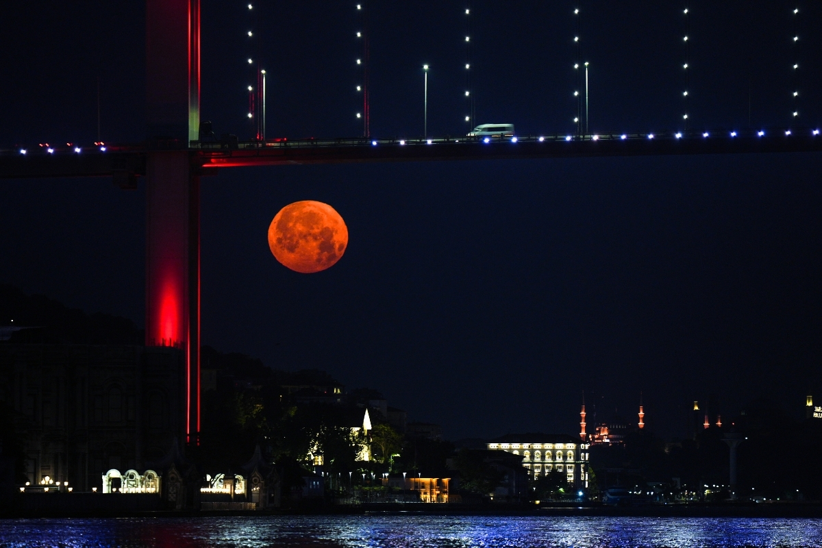 İstanbul Boğazı'nda eşsiz dolunay gecesi