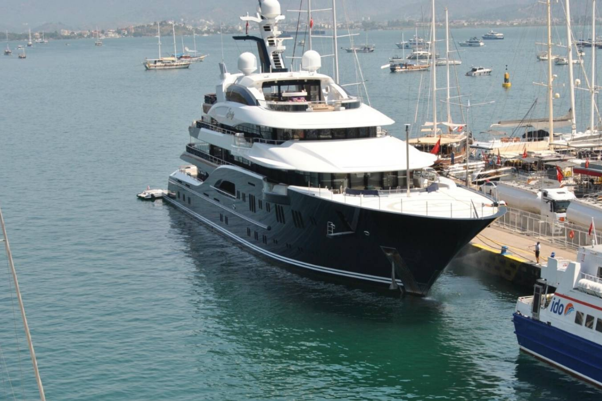Suudi Arabistan Prensi'nin yatına Fethiye'de 6 tır ile getirilen 140 ton yakıt ikmal edildi
