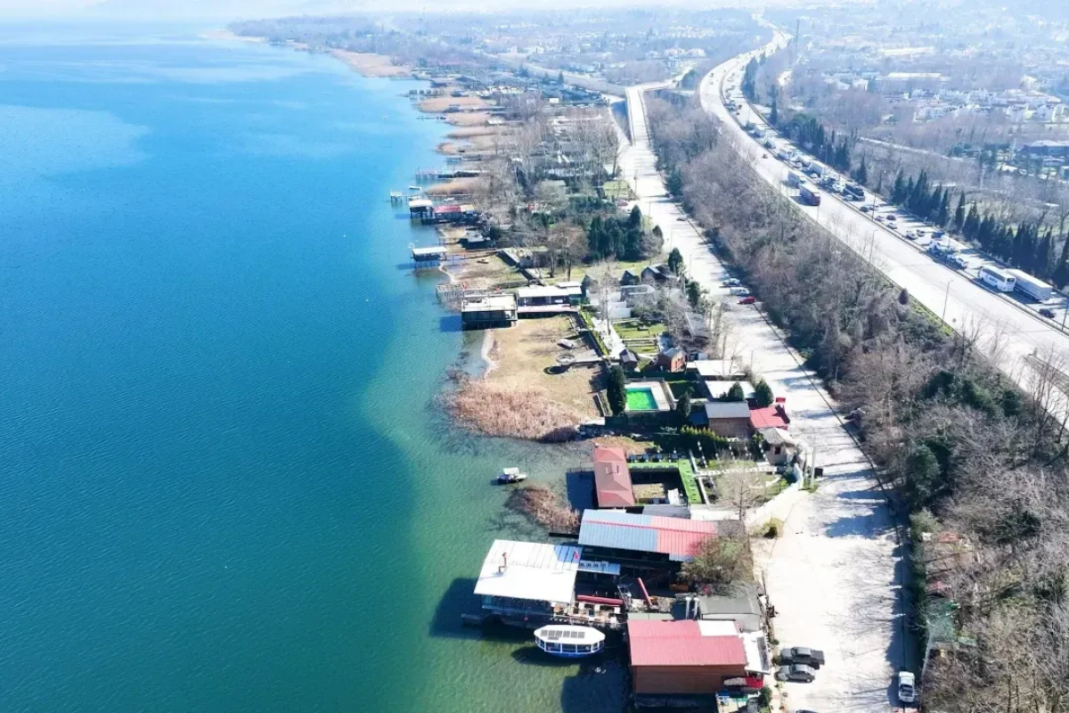 Çevre ve Şehircilik Bakanı Murat Kurum duyurmuştu: Sapanca Gölü çevresindeki 97 kaçak iskele yıkılacak