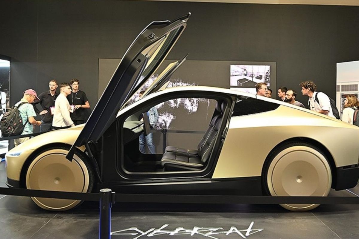 Musk'ın sürücüsüz taksi hizmeti sunacak aracı Cybercab, VivaTech'te görücüye çıktı